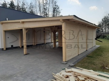 Holzkonstruktion im Außenbereich mit Carport aus Naturholz
