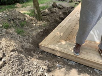 Professionell gestalteter Garten mit Terrasse und Bepflanzung